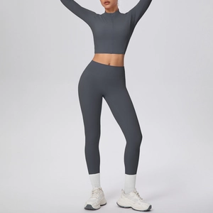 Détail de l'ensemble de yoga gris anthracite avec passe-pouces, haut zippé et legging