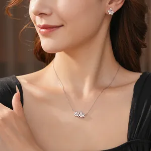 Parure collier et boucles d'oreilles papillon plaquée or avec zirconiums étincelants