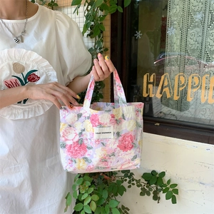 Détail du sac cabas floral en toile avec fleurs roses et violettes et étiquette