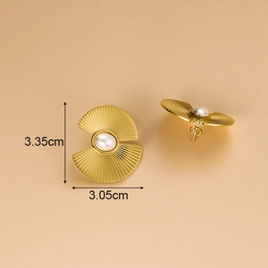 Boucles d'oreilles perles dorées en éventail en acier titane, 3,35 cm sur 3,05 cm