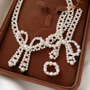 Elegantes Perlenhalsketten und Ring Set mit Schleifen-Design und goldenem Herzanhänger