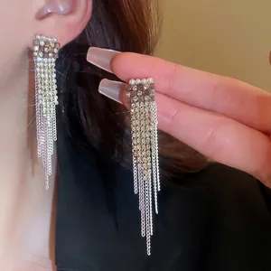 Elegante silberne Quastenohrringe mit Perlen und Kristallen für einen edlen Look