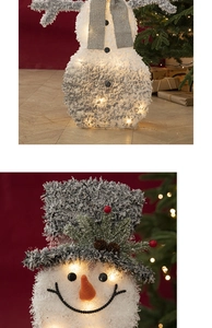 Nahaufnahme von leuchtendem Plüsch-Schneemann mit grauem Paillettenschal für Weihnachten