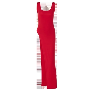 Détail à plat d'une robe longue rouge sans manches avec fente latérale et col rond