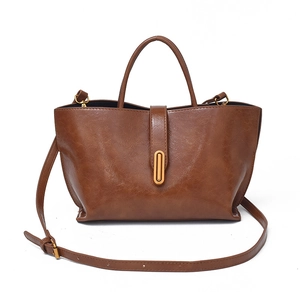 Sac cabas vintage en cuir marron avec boucle dorée et bandoulière réglable élégante