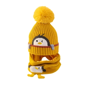 Lindo conjunto de gorro y bufanda de punto amarillo para bebé con diseño de pingüino