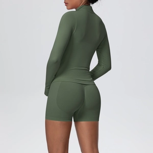 Vue arrière de l'ensemble de yoga vert olive avec short taille haute et couture fessier