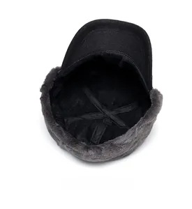 Dettaglio ravvicinato della fodera in peluche grigio spesso e delle cuciture del cappello