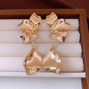 Boucles d'oreilles pendantes fleurs en métal brossé doré de style luxe français