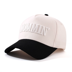 Dettaglio del ricamo 3D MOMMIN' sul cappellino da baseball a cinque pannelli crema