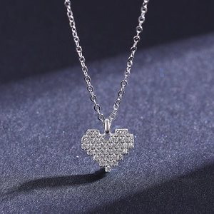 Élégant collier cœur en argent sterling S925 avec diamants pavés sur fond noir texturé