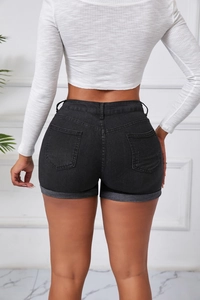 Rückansicht schwarzer High Waist Denim Shorts mit aufgerolltem Saum und Taschendetails