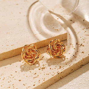 Franse onregelmatige holle bloemoorbellen met een vintage 18k goud vergulde finish