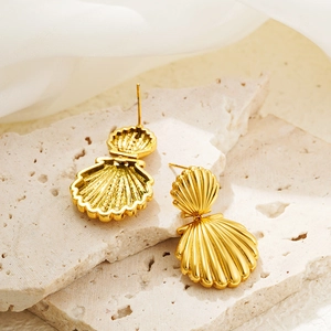 Chic 18K gold shell stud earrings featuring a layered scallop design on stone and silk