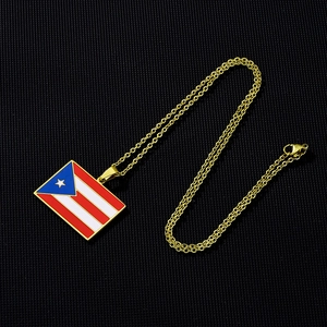 Vue macro du pendentif drapeau Porto Rico sur une chaîne en acier inoxydable doré