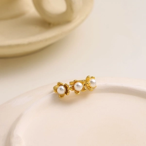 Anello di lusso a fiori dorati con tre perle, gioiello regolabile in acciaio al titanio