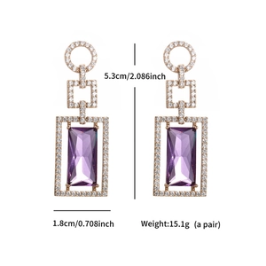 Détail montrant les dimensions des boucles d'oreilles rectangulaires violettes serties