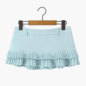 Detalle de minifalda plisada azul claro con dobladillo de doble capa y trabillas
