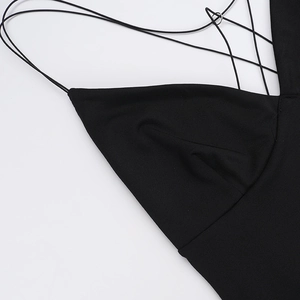 Detaillierte Nahaufnahme der mehrfachen Überkreuz-Spaghettiträger am schwarzen Kleid