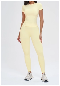 Détail d'un ensemble de yoga jaune clair sans couture avec haut court et legging