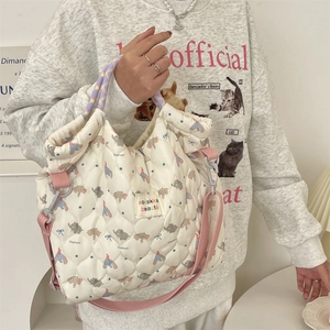 Sac matelassé avec motif éléphant porté par un modèle, avec bandoulière rose