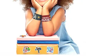 Bracelets de jeu en silicone pour enfants avec motifs Level Up portés par un enfant
