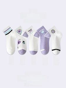 Détail de cinq paires de chaussettes en coton violet avec divers motifs fleurs et cœurs