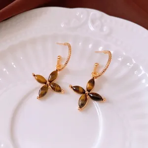 Boucles d'oreilles fleur œil de tigre et anneaux torsadés plaqués or 18 carats