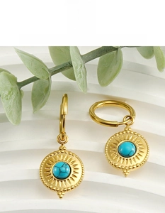 Detail von 18K vergoldeten Edelstahl-Ohrringen mit blauem Türkis im Sonnenstrahl-Design