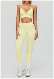 Vue détaillée de l'ensemble de yoga jaune clair sans couture avec brassière et legging