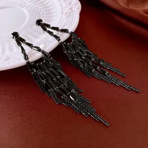 Boucles d'oreilles vintage géométriques à glands noirs avec aiguille en argent et strass