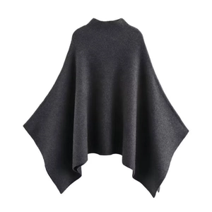 Cape poncho en maille gris foncé chic avec col rond asymétrique sur fond blanc neutre