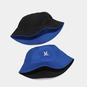 Cappello da pescatore reversibile unisex con ricamo lettera M in blu e nero