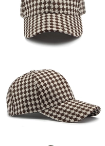 Detail der klassischen Houndstooth-Baseballkappe mit dicker Textur und gebogener Krempe