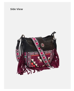 Vista laterale della borsa boho con frange e tracolla jacquard geometrica in stile retrò