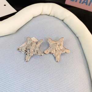 Silver starfish earrings with hammer texture and sparkling crystals in y2k style