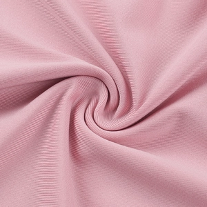 Macro di tessuto a maglia a coste rosa che mostra la consistenza e il drappeggio