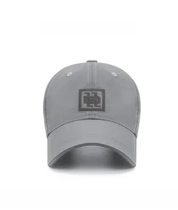 Dettaglio cappellino sportivo grigio ad asciugatura rapida con logo in rilievo