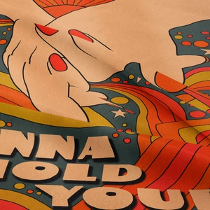 Dettaglio dell'arazzo pop art retrò che mostra la trama intrecciata e i motivi delle mani