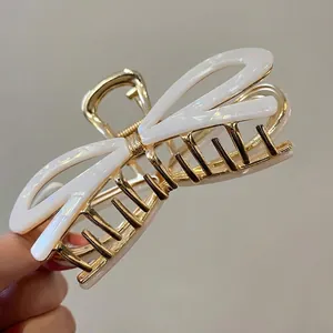 Grande pince à cheveux papillon avec base en métal doré et finition acétate blanc perlé