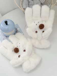 Primo piano di guanti in peluche bianchi con simpatici animali 3D e morbida pelliccia