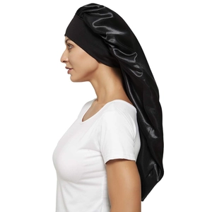 Lunga cuffia da notte in raso nero con ampia fascia elastica per la cura dei capelli