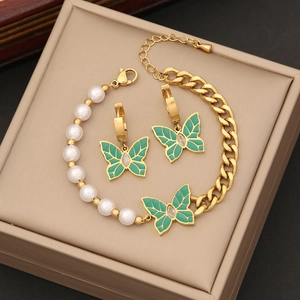 Parure de bijoux en perles dorées avec pendentifs papillon en émail vert en boîte