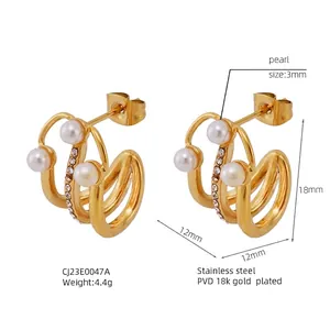Vue détaillée des boucles d'oreilles en acier inoxydable doré 18 carats avec perles et cristaux
