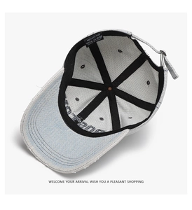 Détail intérieur d'une casquette en coton avec doublure respirante et boucle métal