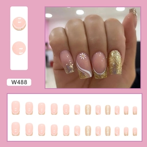 Faux ongles French style rose dégradé avec paillettes dorées et motifs de fleurs chic