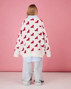 Détail d'un cardigan blanc en maille oversize avec motif poney rouge et coupe ample