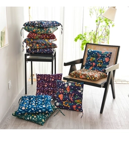 Detailansicht der dicken Sitzkissen mit Blumenmuster und Antirutsch-Bändern für Bürostühle