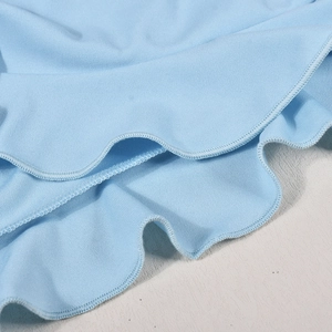 Détail macro du tricot bleu clair avec bords à volants et coutures ondulées fines