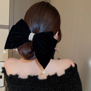 Barrette à nœud en velours noir avec strass et perles, vue arrière sur cheveux de modèle
